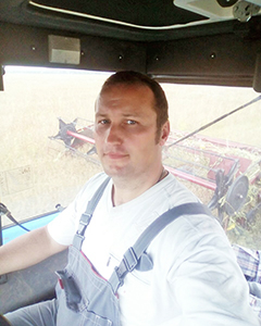Андрей Шальнев за рулем трактора