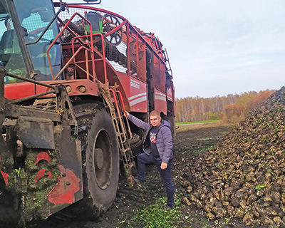 Механизатор Сергей Аброськин на уборке сахарной свёклы на полях ООО «Залегощь-Агро»